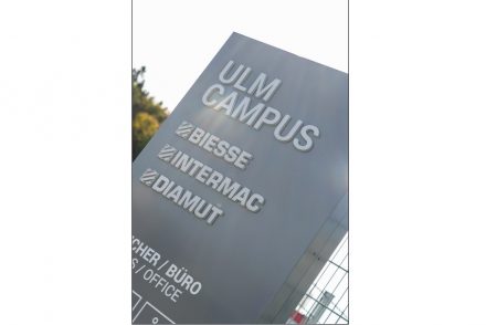 Logos der Biesse Group am „Ulm Campus“.