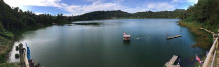 Panoramaaufnahme des Linausees in Indonesien. Von dem angemieteten Floß aus wurde die Tiefe des Sees gemessen.
