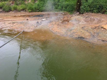 Eine heiß dampfende Quelle am Linauseeufer in Indonesien.