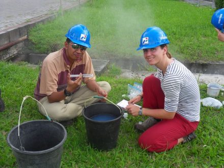 Maren Brehme und Muhamad Andhika bei der Fluidprobennahme in Lahendong.