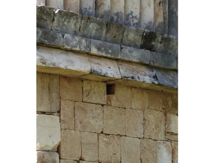 Viele Maya-Bauten tragen am Übergang vom unteren zum 1. Geschoss kleine, rechteckige Löcher, dies über die ganze Gebäudebreite und in regelmäßiger Anordnung.