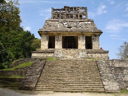 Tempelpyramide in Palenque. Die Stoffbahnen waren hier an Ösen direkt an den Wänden einghängt. Foto: A.Skromnitsky / <a href="https://commons.wikimedia.org/"target="_blank">Wikimedia Commons</a>