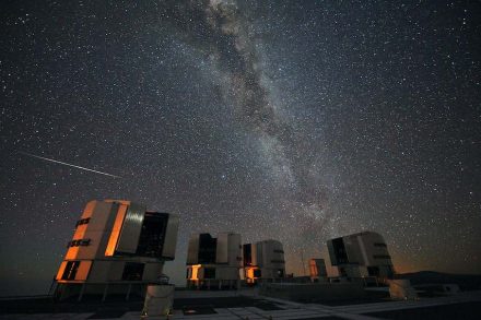 Das vielfach variierte Sterntaler-Märchen, wo Geld vom Himmel fällt, geht vermutlich auf die Beobachtung von Meteoriten zurück. Bekannt sind die Perseiden jedes Jahr im August, hier als einzelne Sternschnuppe vor dem Hintergrund der Milchstraße. Foto: ESO S. Guisard / <a href="https://commons.wikimedia.org/"target="_blank">Wikimedia Commons</a>