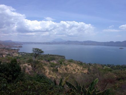 Die Caldera des Ilopango in El Salvador, heute ein See. Die hellen Ablagerungen im Vordergrund stammen von der Eruption im Jahr 539/540. Im Hintergrund ist der San-Vicente-Stratovulkan zu sehen. Foto: Armin Freundt / Geomar