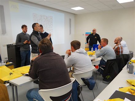 Fila-Firmenchef Francesco Pettenon (links, redend) beim Profikurs 2019.