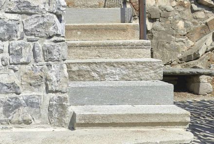 Enrico Sassi: steps of used stone for a staircase at the Lago di Lugano. <a href="https://www.stone-ideas.com/74939/steps-of-a-staircase-on-lake-lugano/"target="_blank">Report</a>