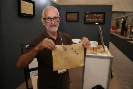 Eine Neuheit präsentierte Francisco José Fraias Adeodato auf der Messe: er hat den Kalkstein Pedra Cariri extrem dünn geschnitten und auf eine spezielle Träferschicht aufgebracht, so dass sich der Stein nun wie ein Tuch beliebig biegen lässt.