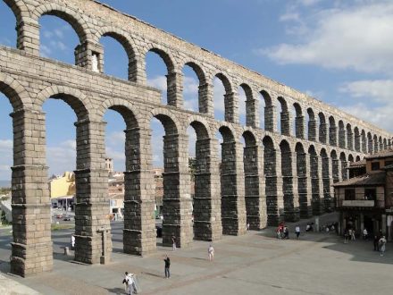 Der Aquädukt von Segovia. Foto: Bernard Gagnon / <a href="https://commons.wikimedia.org/"target="_blank">Wikimedia Commons</a>