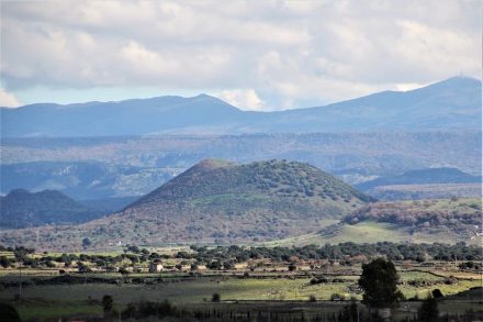 Der Monte Cujaru, ein ehemaliger Vulkan auf Sardinien. Foto: Gianni Careddu / <a href="https://commons.wikimedia.org/"target="_blank">Wikimedia Commons</a>