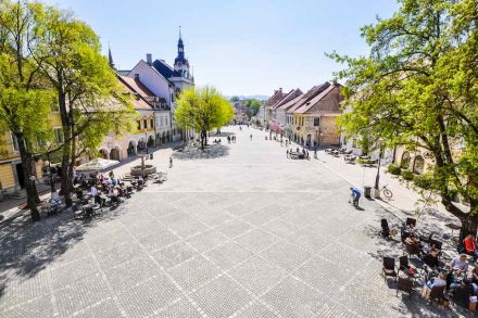 Atelier Arhitekti: Neugestaltung des alten Marktplatzes in Novo Mesto. Foto: Peter Žunič Fabjačič