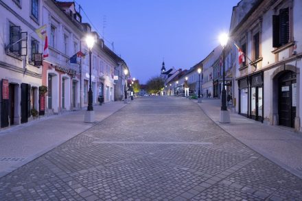 Atelier Arhitekti: Neugestaltung des alten Marktplatzes in Novo Mesto. Foto: Atelier Arhitekti