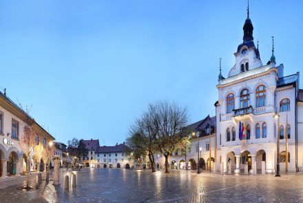 Atelier Arhitekti: Neugestaltung des alten Marktplatzes in Novo Mesto. Foto: Boštjan Puclej