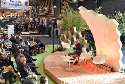 Guiseppe Fallacara vor seiner Konzertmuschel aus Steinelementen auf der Messe Rocalia. Foto: Nicolas Rodet