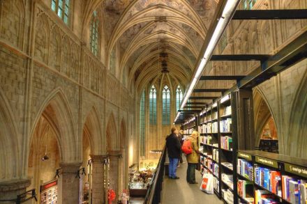 Buchladen im ehemaligen Gotteshaus: 20.000 Bücher finden sich unter dem Dach der ältesten gotischen Kirche in den Niederlanden, der Dominikanerkirche in Maastricht. Bert Kaufmann via Flickr <a href="https://creativecommons.org/licenses/by/2.0/"target="_blank">CC BY 2</a>.