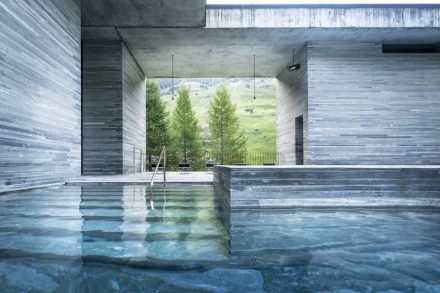 Ein bekanntes Beispiel für die Verwendung von Naturstein in Thermalbädern ist die Therme Vals von Architekt Peter Zumthor. Foto: <a href="https://vals.ch/erleben/erholung/therme-vals/"target="_blank">Therme Vals</a>