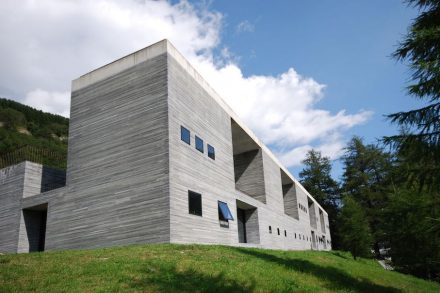 Peter Zumthor hat für die Therme Vals den Valser Quarzit der Firma Truffer auch für die Außenwände verwendet. Foto: Micha L. Rieser / <a href="https://commons.wikimedia.org/"target="_blank">Wikimedia Commons</a>