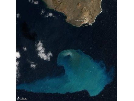 Die Aktivitäten von Unterwasser-Vulkanen zeigen sich oft nicht an der Oberfläche der Ozeane. Hier ein Foto etwa 4 Monate nach einem Ausbruch eines Vulkans vor der spanischen Insel El Hierro im Jahr 2011. Vom Satelliten aus ist die Verfärbung des Wassers deutlich zu sehen. Foto: NASA / <a href="https://commons.wikimedia.org/"target="_blank">Wikimedia Commons</a>