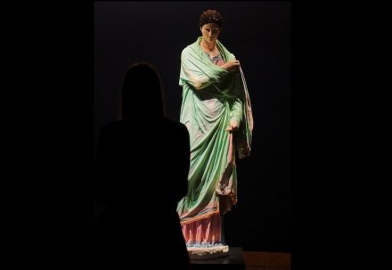 Experimentelle Farbrekonstruktion der Statue einer Frau, die sich in einen Mantel hüllt, sogenannte Kleine Herkulanerin, 2019, Liebieghaus. Original mit Farbfassung: Delos, 2. Jahrhundert v.Chr., Marmor, Archäologisches Nationalmuseum, Athen.