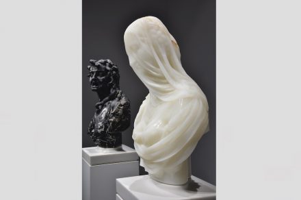 Barry X Ball: „Envy“, Portoro marble (behind), „Purity“, white Iranian onyx