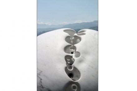 Sibylle Pasche: „Gioco d’Acque II“, Marmor Bianco Carrara, 170 x 110 x 110 cm.