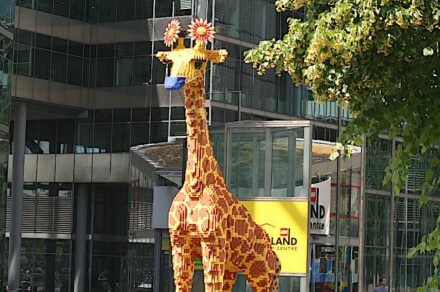 Klare Ansage, was geht und was nicht: auch die Giraffe vor dem Legoland am Berliner Potsdamer Platz muss zurzeit einen Mund-Nasenschutz tragen.