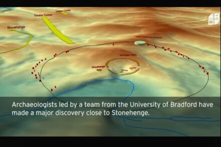 Simulation des neu Rings von Schächten. Mitte: Durrington Walls, links daneben: Woodhenge, ganz links: Stonehenge. Quelle: Screenshot