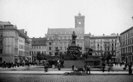 Blick über Neuen Markt mit Luther-Denkmal, das Rote Rathaus im Hintergrund...