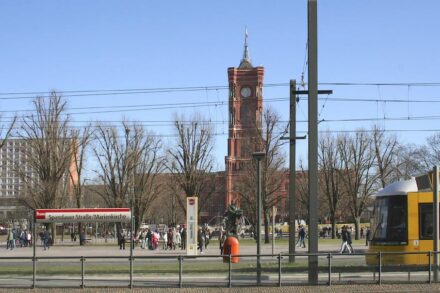... und im Jahr 2018, Blick von der Karl-Liebknecht-Straße zum Roten Rathaus, in der Bildmitte die Luther-Statue.
