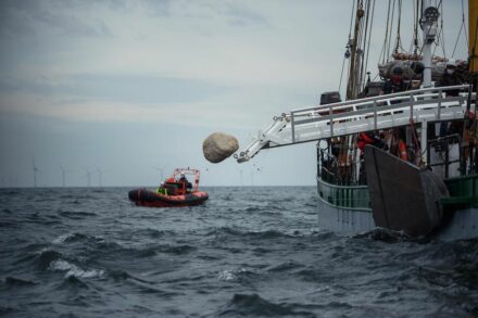 Greenpeace versenkt vor Rügen Granitbrocken in der Ostsee, um ein Schutzgebiet zu retten