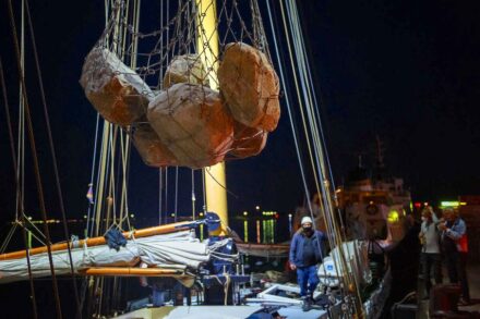 Die Granitbrocken werden an Bord der „Beluga II“ geladen.