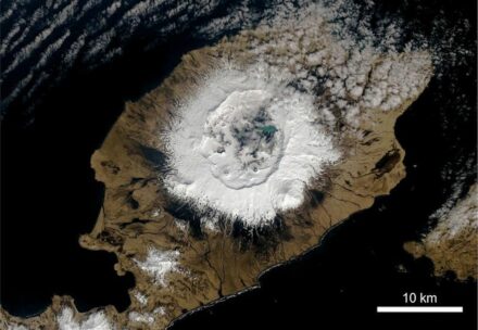 Der Okmok erhebt sich als breiter Schildvulkan 1073 m über dem Meeresspiegel mit einer 10 km breiten Caldera, die während des Ausbruchs im Jahr im Jahr 43 vor Christus geformt wurde. Foto: NASA Earth Observatory, U.S. Geological Survey, Joshua Stevens