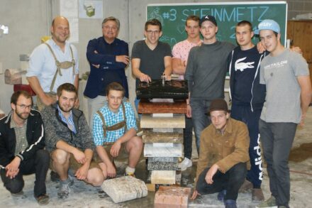 Einer weiterer 2. Platz ging an Schüler der Berufsschul-Steinmetz-Klasse im 3. Lehrgang 2018 der LBS Wals für den öffentlichen Trinkbrunnen „Faistauers Pinselstrich“ am Anton-Faistauer-Platz in der Gemeinde Maishofen. Fotos: Bernhard Hasenöhrl
