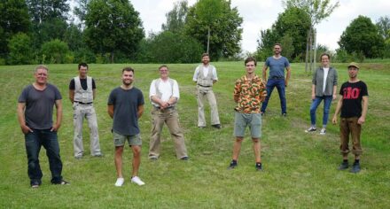 Fürs Foto ins Grüne: die Absolventen der Meisterprüfung (Teil I und II) 2020.