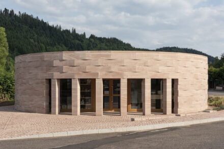 Christoph Aubertin Architecte: <a href="https://www.stone-ideas.com/80964/massivbauen-mit-naturstein/"target="_blank">Besucherzentrum in Plainfaing</a> in den Vogesen aus lokalem Sandstein. Foto: Ludmilla Cerveny.
