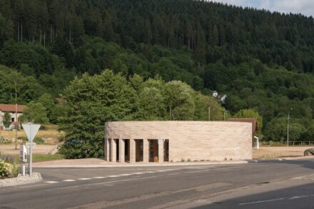 Christoph Aubertin Architecte: Besucherzentrum in Plainfaing in den Vogesen.