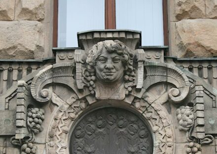 ... andere Berichte von historischen Gebäuden wären vielleicht voll guter Laune. Figuren an der Fassade des Rathauses in Berlin-Charlottenburg.