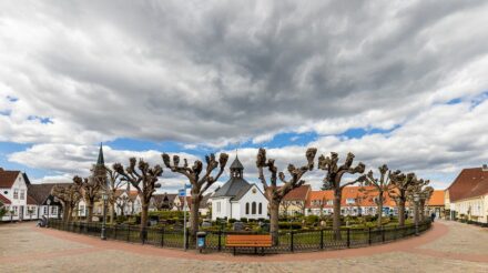 Kapelle und Friedhof auf dem Holm in Schleswig. Foto: Matthis Süßen / <a href="https://commons.wikimedia.org/"target="_blank">Wikimedia Commons</a>, <a href=" https://en.wikipedia.org/wiki/Creative_Commons_license"target="_blank">Creative Commons License</a>