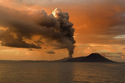 Tavurvur volcano, New guinea on June 07, 2009. Photo: Taro Taylor / <a href="https://commons.wikimedia.org/"target="_blank">Wikimedia Commons</a>, <a href=" https://en.wikipedia.org/wiki/Creative_Commons_license"target="_blank">Creative Commons License</a>
