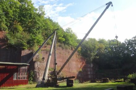Derrickkran und Steinsäge im Steinbruch Michelnau. Foto GeoUnion