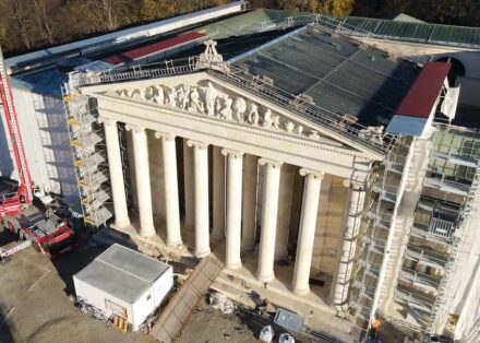 Die frisch sanierte Fassade am Eingang der Glyptothek.