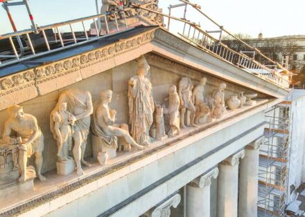 Die frisch sanierte Fassade am Eingang der Glyptothek.