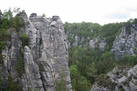 Blick von der Felsenburg Neurathen zu den Wehltürmen (Ferdinandstein), dem Wehlgrund und der Wehlgrundsicht. Foto: Andreas Steinhoff / <a href="https://commons.wikimedia.org/"target="_blank">Wikimedia Commons</a>, <a href=" https://en.wikipedia.org/wiki/Creative_Commons_license"target="_blank">Creative Commons License</a>