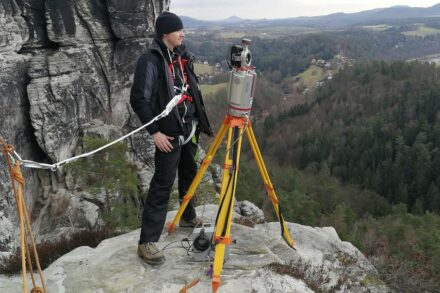 Der im Bereich des Plattensteins aufgebaute Laserscanner VZ-400i. Foto: Institut für Markscheidewesen, TU Bergakademie Freiberg