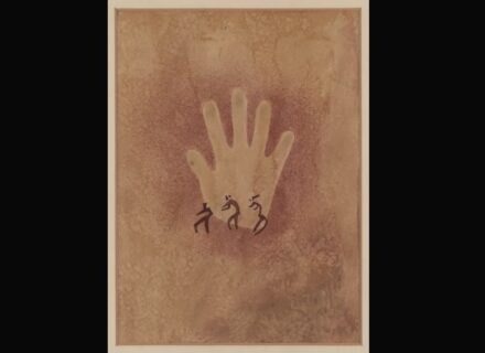 Elisabeth Charlotte Pauli, „Hand mit drei kleinen Figuren“, abgezeichnet 1933 in Wadi Sura, ägyptische Sahara. Copyright: Frobenius-Institut