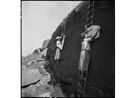 Die Malerinnen und Maler arbeiteten unter abenteuerlichen, oft strapaziösen Bedingungen. Hier Elisabeth Pauli und Katharina Mart, an Strickleitern baumelnd, beim Kopieren eines Felsbildes 1935 in Algerien. Copyright: Frobenius-Institut