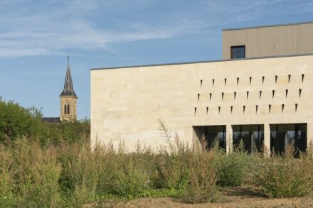 News from solid construction with natural stone: not erecting thick walls, but “using the precious resource with moderation and purpose“