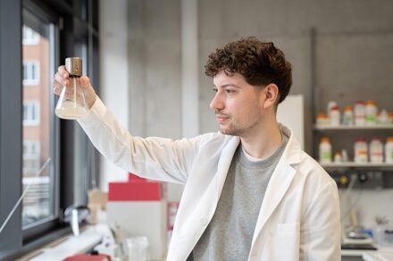Doktorand Frédéric Lapierre konnte das Bakterienwachstum deutlich verbessern. Foto: Johanna Weber