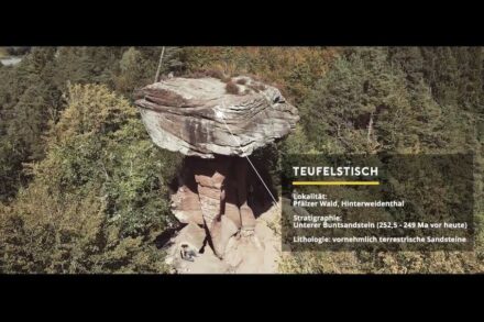 Screenshot aus der 1. Folge der Serie mit dem Teufelstisch im Dahner Felsenland in der Pfalz.