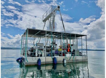 Von einer kompakten, schwimmenden Plattform aus lässt sich ein Bohrhammer betreiben, um auch aus den Sedimenten von Bergseen Klimadaten zu gewinnen. Foto: Fraunhofer IEG / GFZ Potsdam