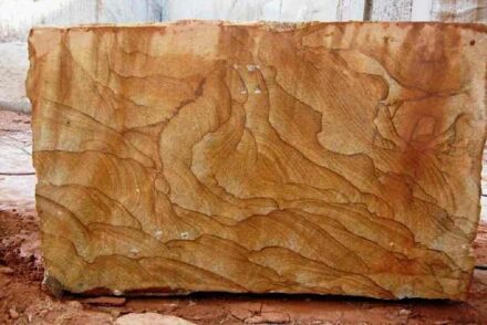 Brazil has many extraordinary types of granite, called Exóticos like the “Golden Dream“. But: Does the world know that these stones exist, and does it know that they come from Brazil?